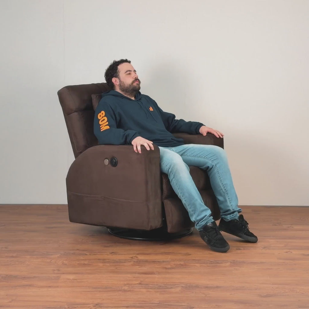 Homem relaxando em poltrona reclinável elétrica marrom com base giratória.