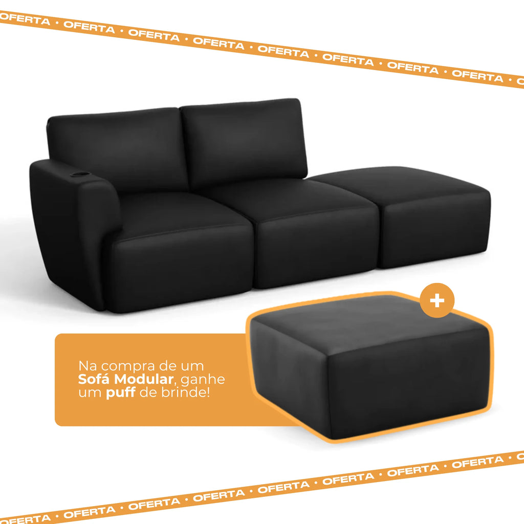 Sofá modular preto de 2 lugares com um puff separado em destaque, com a oferta 'Na compra de um Sofá Modular, ganhe um puff de brinde!'