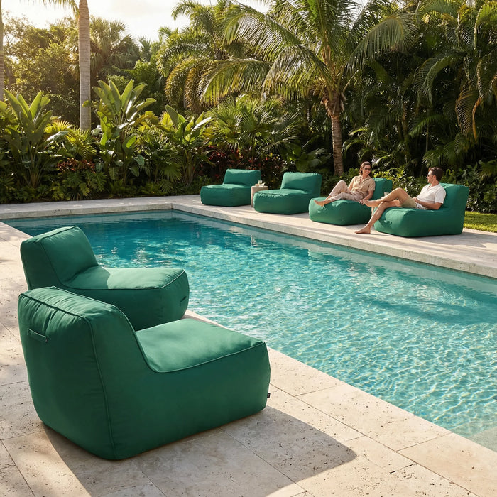 Puffs de piscina Joy na cor verde militar em uma área externa com pessoas relaxando